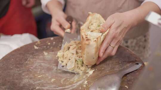 山西运城东湖早市美食稷山半圆饼夹饼子