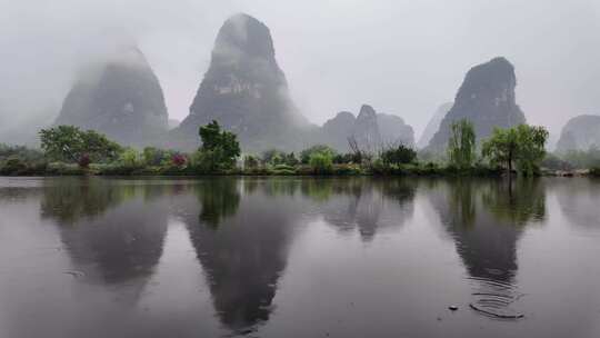 雨天湖景倒映绿树青山的宁静画面