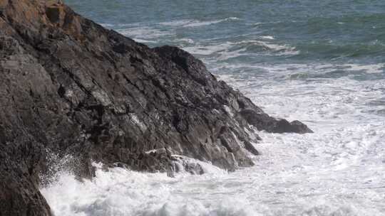 海岸岩层破碎波特写