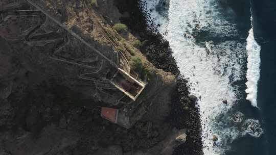 特内里费岛海边洛斯雷雷霍斯废弃的卡萨·汉密尔顿自上而下的照片