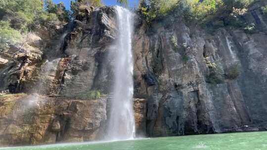 仰视上摇山崖瀑布湖水