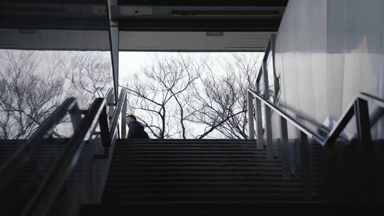 雨季下雨地铁进站路人提伞