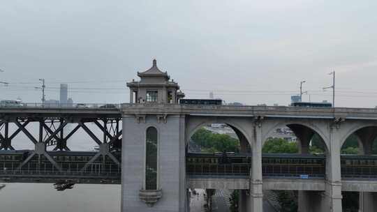 武汉长江大桥铁路火车驶过轨道动车高铁行驶