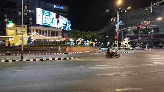 夜晚街道霓虹灯下的车水马龙