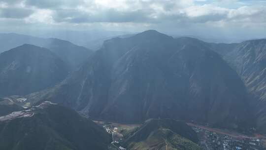 蜿蜒曲折的盘山公路和高原山脉