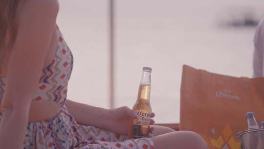 科罗纳啤酒日落黄昏小船海边沙滩视频素材模板下载