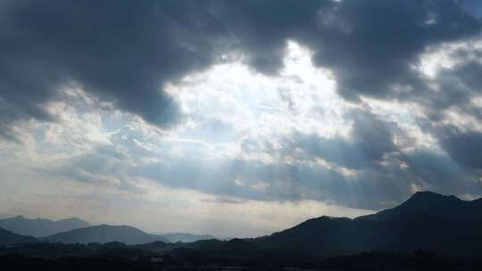 山峰延时天空阳光穿过云朵上帝之光丁达尔光视频素材模板下载