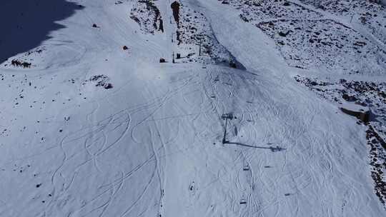 雪山上滑雪中心的航拍镜头