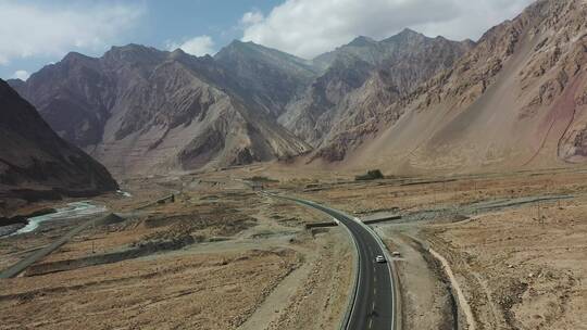 新疆喀什帕米尔高原雪山中巴公路风光
