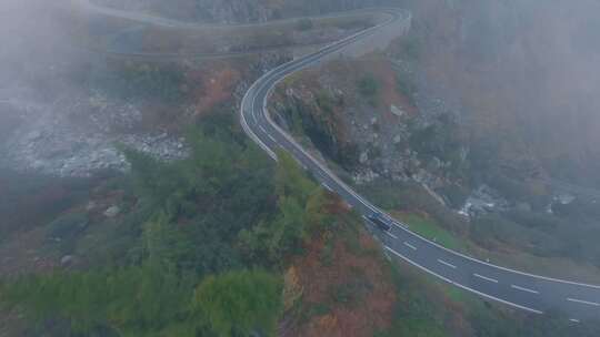 航拍汽车行驶在美景中森林小溪河流山脉