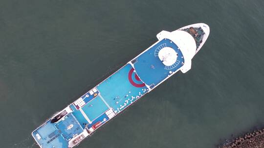 航拍俯瞰威海湾的侨乡号游轮