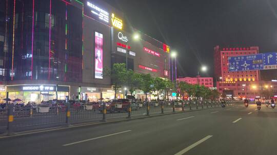 夜晚街头车辆交通路上行人