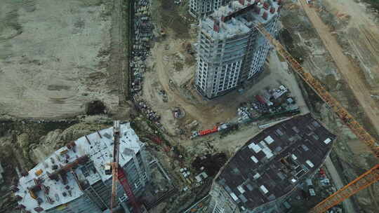 现代城市街区的建设工地。正在建设的高层建