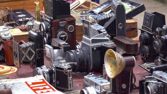 街头的小贩在出售旧相机收音机