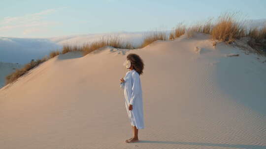 女演员用白花夏日摆沙子沙漠的姿势