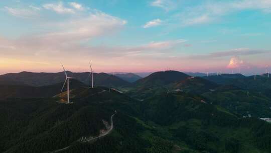 山顶一排排风力发电车