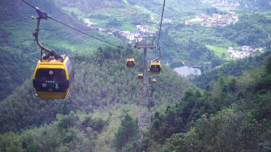 乘坐缆车景区索道观光缆车特写森林山上风景