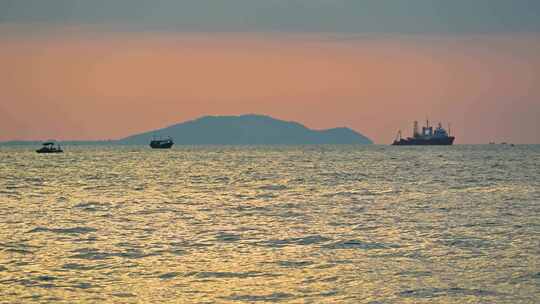 海南三亚湾海水浴场傍晚夕阳海上船只