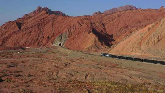 航拍经典火车过红山大峡谷