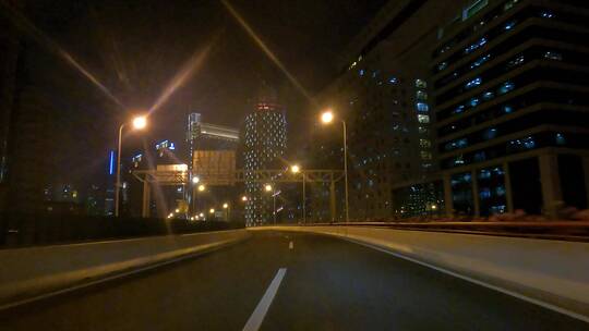 上海封城中的光晕夜景高架路