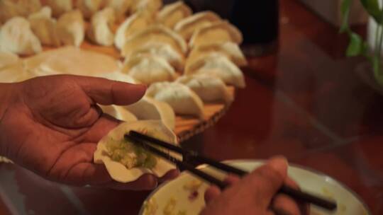 包饺子捏饺子团圆饭