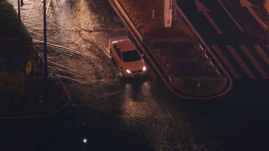 城市夜晚下雨路面积水汽车雨中行驶4k视频