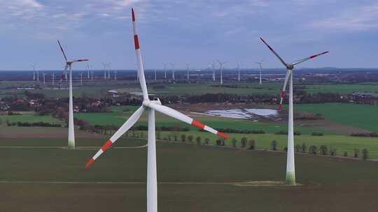 德国勃兰登堡风力涡轮机的鸟瞰图。