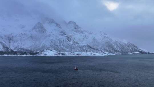 挪威罗弗敦群岛北极圈雷纳冬季雪景高空航拍