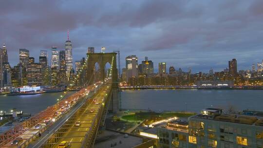 夜晚航拍纽约布鲁克林大桥
