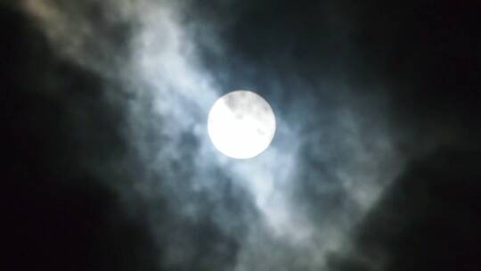 云层下园园的月亮