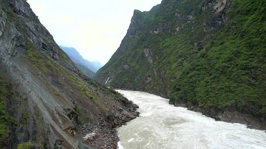 航拍云南丽江香格里拉虎跳峡