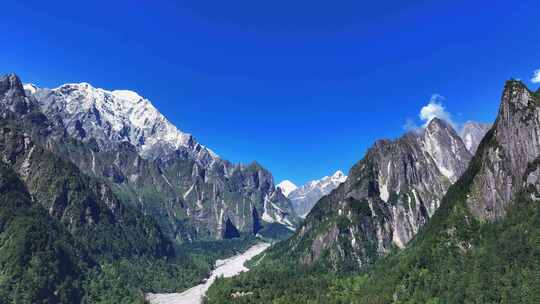 燕子沟航拍四川第二高峰中山峰雪山河谷风光