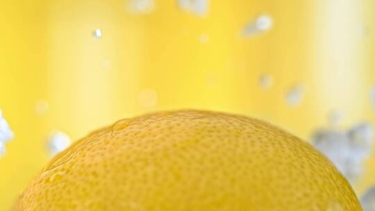 黄色柠檬上的水滴