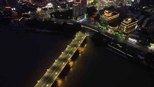 俯瞰城市夜景中灯火通明的大桥