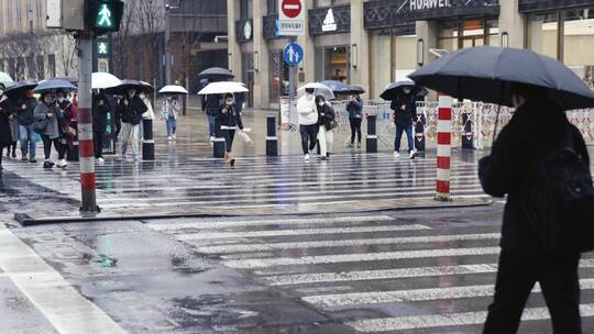 上海南京路下雨行人撑伞过马路斑马线红绿灯视频素材模板下载