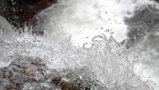 河流水流冲击溅起水花特写升格慢镜头