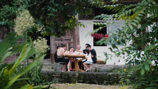 农村饭桌上一家人吃团圆饭