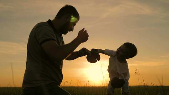 4K 父亲陪孩子打拳击 家人幸福时光