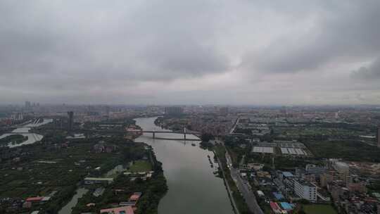 阴雨天的河流航拍