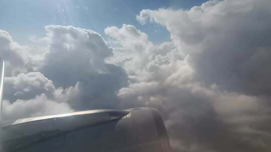 航拍飞机发动机与天空云海