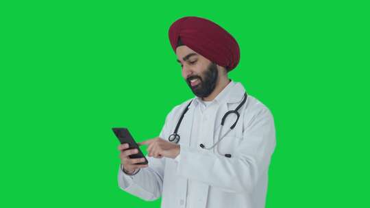 快乐锡克教印度医生滚动手机绿屏