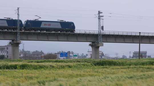 高铁跨桥行驶于田野山间