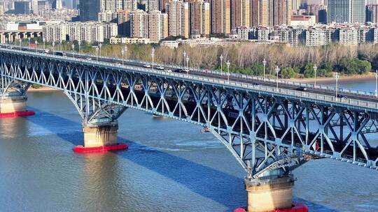 航拍清晨南京长江大桥日出车流铁路紫峰