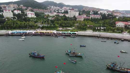 航拍沿海城市海上渔船日落场景