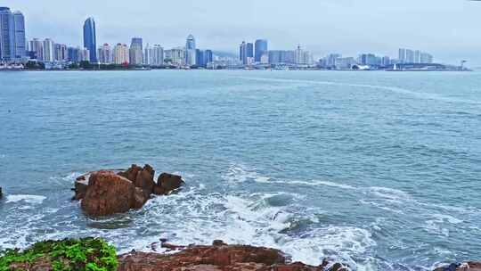 青岛下雨中的浮山湾城市建筑海岸线风光