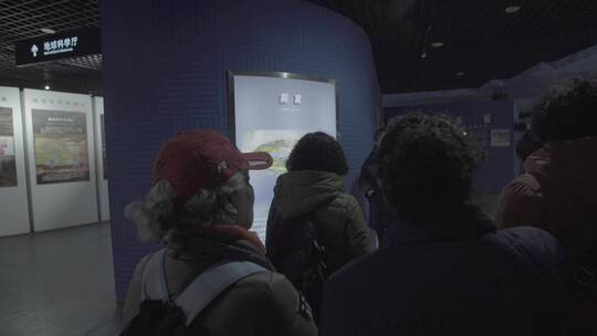 游客在地质博物馆中参观听讲解