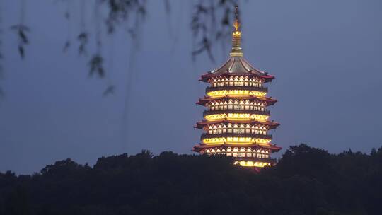 灯火通明西湖风景区雷峰塔夜景