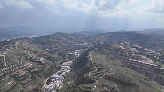 西北高原大山沟壑中的居民居住地航拍