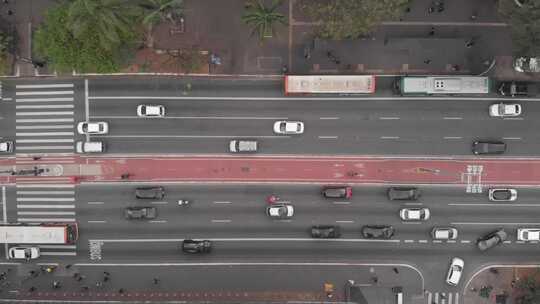 仰拍繁忙的道路交通