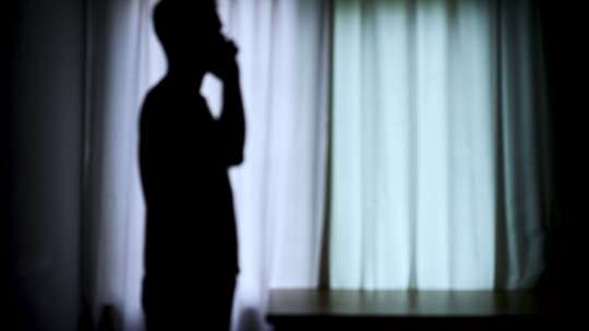 打电话剪影男人打电话深夜打电话夜里打电话